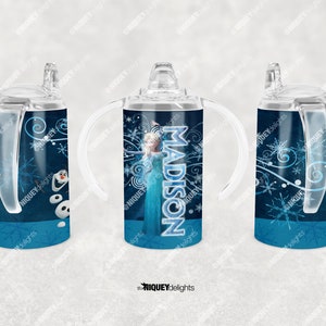 K&ouml;nnte beinhalten: Ein personalisierter Trinkbecher mit der Figur Elsa aus dem Film Frozen, mit dem Namen "MADISON" in blauer Schrift. Der Becher hat ein blaues und wei&szlig;es Schneeflocken-Design, transparente Griffe und einen transparenten Deckel.