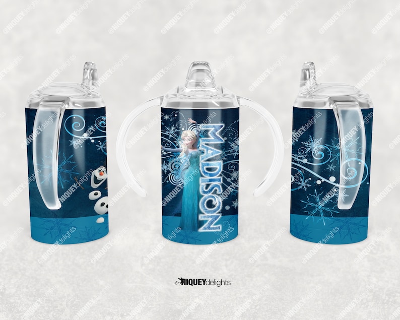K&ouml;nnte beinhalten: Ein personalisierter Trinkbecher mit der Figur Elsa aus dem Film Frozen, mit dem Namen "MADISON" in blauer Schrift. Der Becher hat ein blaues und wei&szlig;es Schneeflocken-Design, transparente Griffe und einen transparenten Deckel.