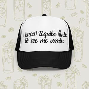 Gorra de camionero bordada con la frase &quot;I Know Tequila Hate to See Me Comin&quot;, gorra de camionero unisex, gorra de camionero con refranes, gorra de moda, regalo para un amigo, gorra