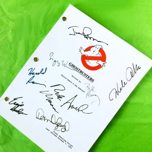 Könnte beinhalten: Ein weißes Ghostbusters-Drehbuch mit Unterschriften der Besetzung und Crew, darunter Bill Murray, Dan Aykroyd, Harold Ramis und Sigourney Weaver. Das Drehbuch ist vom 7. Oktober 1983.