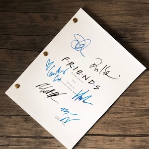 Peut inclure: Ensemble de trois mugs en céramique avec une finition mate et mouchetée. Les tasses sont de couleur crème, gris clair et gris foncé. Chaque mug a un design simple et minimaliste avec une anse arrondie.