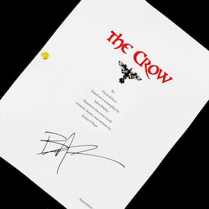 Può includere: Una tazza di ceramica bianca con manico nero e la scritta "But First, Coffee" in grassetto nero. La tazza è posta su uno sfondo sfocato. La tazza misura circa 10 cm di altezza.