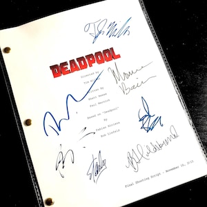 Op de afbeelding: Een set van drie keramische mokken met een gespikkelde, matte afwerking. De mokken zijn in crème, lichtgrijs en donkergrijs. Elke mok heeft een eenvoudig, minimalistisch ontwerp.