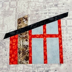 以下が含まれることがあります： 赤と白のパッチワークキルトブロックで、中央に黒と白の幾何学模様があります。ブロックは、傾斜した屋根のある家の形をしています。