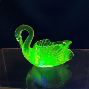 Cambridge Swan Light Emerald Mint Nut Bowl Vaseline Glows 3 Inch Vintage c1930s