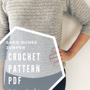 Peut inclure: Un mod&egrave;le de crochet pour un pull gris appel&eacute; "Sand Dunes Jumper". Le mod&egrave;le est disponible en t&eacute;l&eacute;chargement PDF sur Coffee & Crocheting.