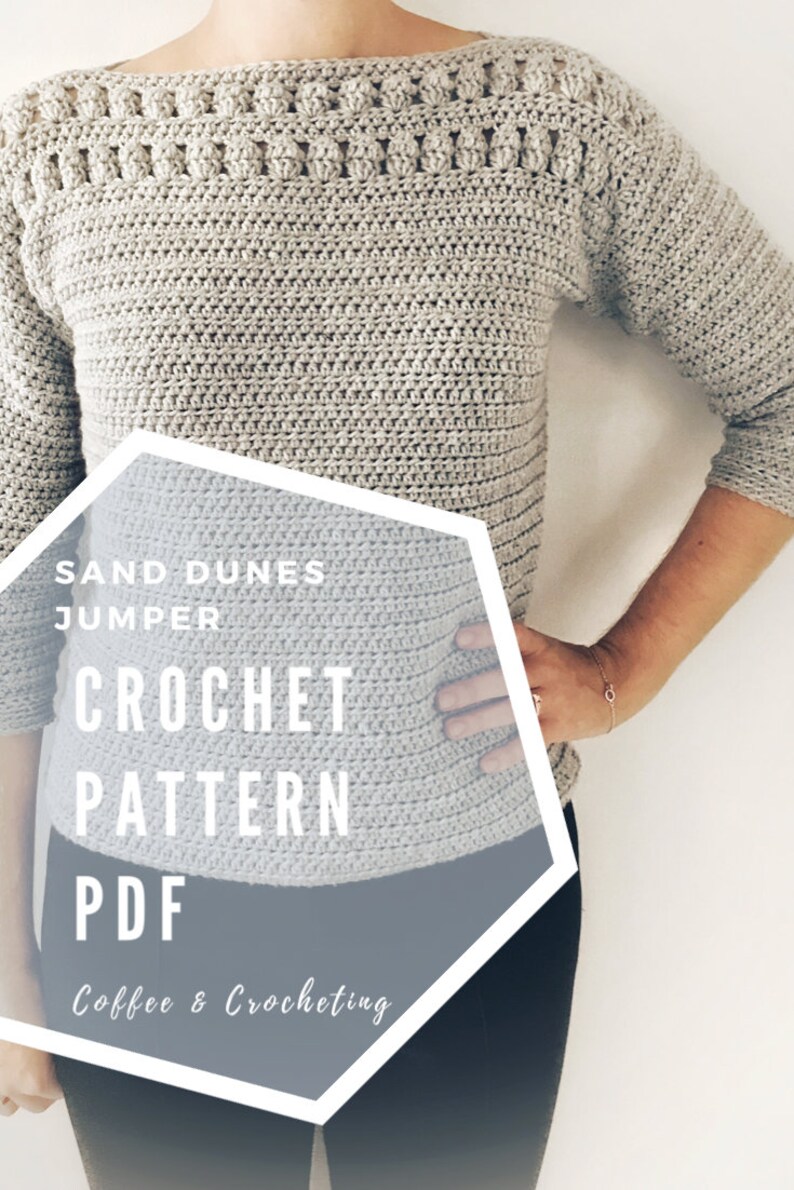 Peut inclure: Un mod&egrave;le de crochet pour un pull gris appel&eacute; "Sand Dunes Jumper". Le mod&egrave;le est disponible en t&eacute;l&eacute;chargement PDF sur Coffee & Crocheting.