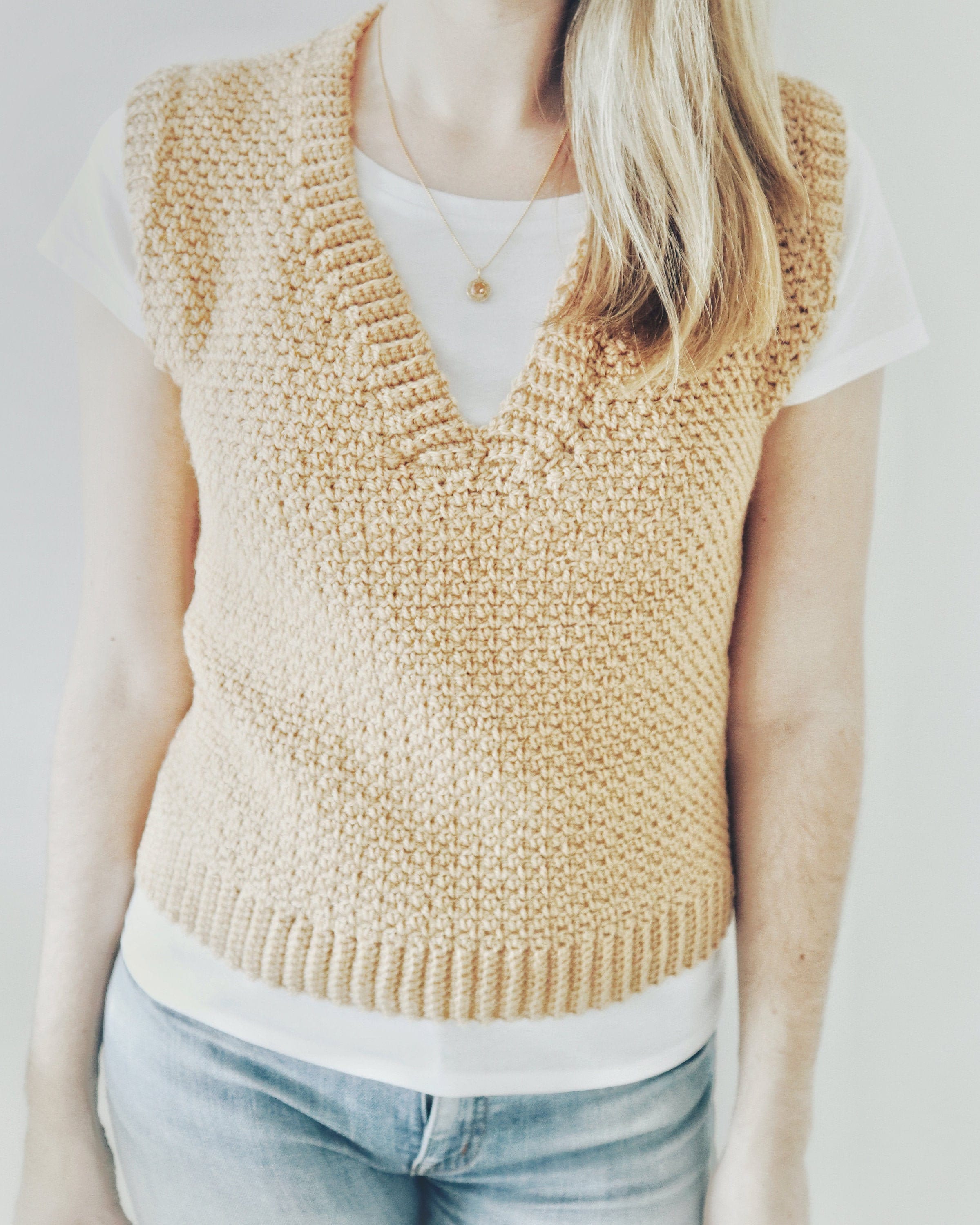 【送料&関税込】Brunello Cucinelli Crochet Knit V-neck Vest Open-knit cotton-blend sweater vest in beige - Brunello