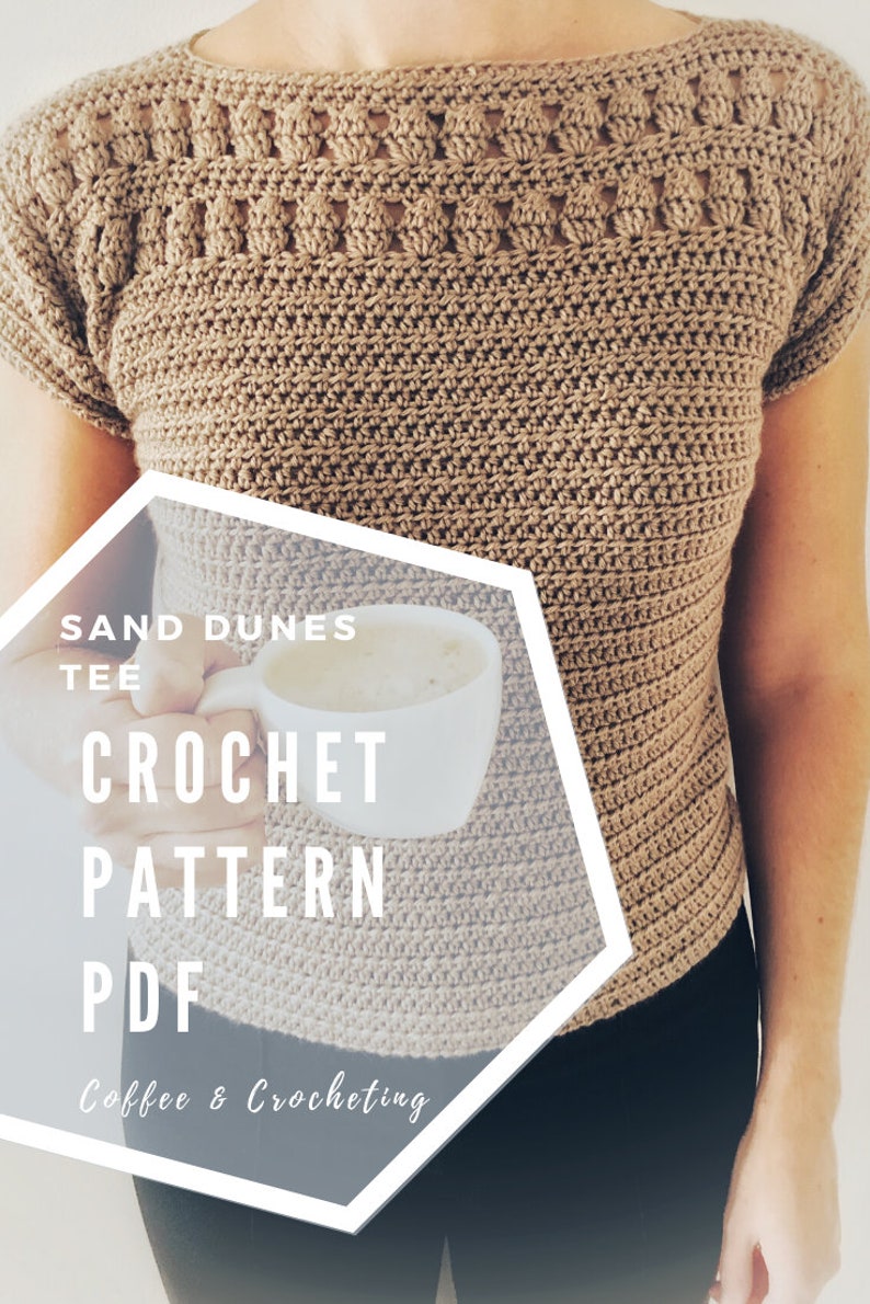 Peut inclure: Patron de crochet PDF pour un "Sand Dunes Tee" marron avec un col et des manches courtes en crochet. Le patron est disponible chez Coffee & Crocheting.