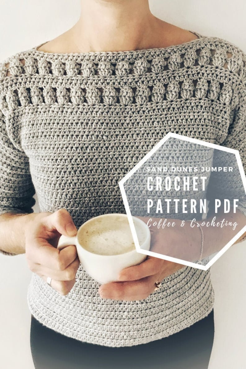 Peut inclure: Un patron de tricot au crochet pour un pull Sand Dunes Jumper, avec une femme tenant une tasse de caf&eacute;. Le patron est disponible chez Coffee & Crocheting.