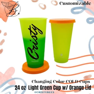 Puede incluir: Un vaso de color verde claro de 700 ml que cambia de color con tapa naranja. El vaso tiene un nombre personalizado "Cristy" en la parte delantera. El vaso es personalizable y viene con una tapa a juego.