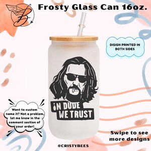 Puede incluir: Vaso de vidrio esmerilado con tapa y pajita de bambú. El vaso presenta un gráfico en blanco y negro de un hombre con gafas de sol y el texto "IN DUDE WE TRUST". El diseño está impreso en ambas caras. Capacidad: 473 ml.