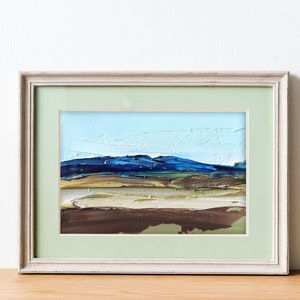 Pintura do Vale do Texas, Arte Calma no Deserto, Pequena Obra de Arte 4x6, Areia Marrom e Montanhas Azul Marinho e Céu Azul, Pintura Pequena, Deserto do Arizona