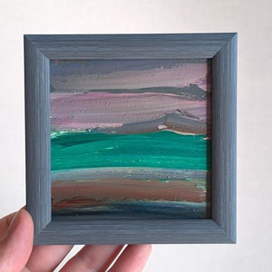 Pintura al óleo original enmarcada pequeña: arte paisajístico abstracto apagado en tonos gris verdoso, arte de pared de 4 x 4, decoración de pared gris oscuro, arte diminuto enmarcado