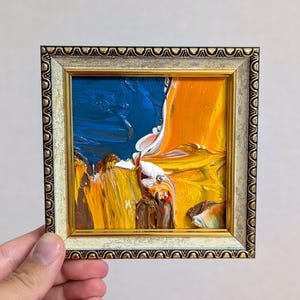 Texturerad abstrakt gul oljemålning: Liten impasto-konst (10x10 cm)