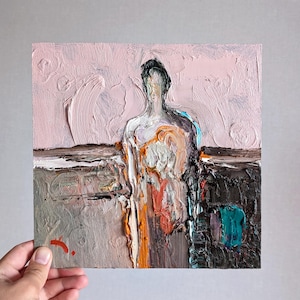 Figure de femme peinture 10 x 10" art carré abstrait portrait féminin jeune fille en robe scène dramatique oeuvre rose foncé oeuvre d'art noir et blanc