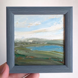 Pequena paisagem emoldurada 4x4 pintura a óleo original colinas verdes da Califórnia cores naturais pintura azul lago arte quadrada pequena moldura 5x5