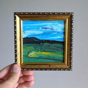 Campo verde brilhante, paisagem incrível, vista dramática da montanha, nove irmãs, paisagem da Califórnia, pintura a óleo emoldurada, arte de parede texturizada amarela