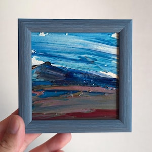 Pintura en miniatura enmarcada de 5 x 5, azul marino, pequeña, abstracta, gris, azul marino, arte de Texas, arte dramático oscuro diminuto, marco de arte Descent listo para colgar