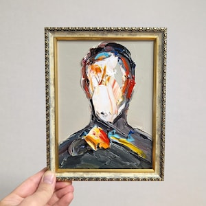 Peut inclure: Ensemble de trois mugs en céramique avec une finition mate et mouchetée. Les tasses sont de couleur crème, marron clair et marron foncé. Chaque mug a un design simple et minimaliste.