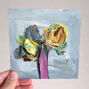 Pintura a óleo floral texturizada 6x6 pinceladas ousadas pétalas amarelas douradas folhas verde-escuras cinza suave rosa vibrante caule fazenda cottagecore