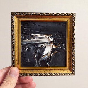 Mini pintura al óleo en blanco y negro, arte original texturizado, trazos blancos intensos, pintura negra y gris, toques amarillos, marco dorado, listo para colgar, arte de pared en miniatura