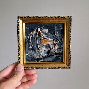 Mini pintura a óleo em preto e branco, arte original texturizada, traços brancos ousados, tinta preta e cinza, toques amarelos, moldura dourada, pronta para pendurar, arte de parede em miniatura