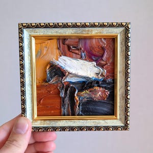 Arte abstracto en miniatura en llamativos colores marrón y blanco, textura empastada, marco dorado ornamentado, pintura pequeña única, vibrante y expresiva, arte de pared de 5x5
