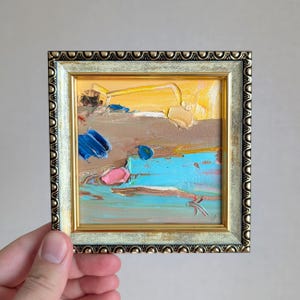 Pequena pintura 4x4 areia abstrata emoldurada pintura abstrata do deserto azul brilhante rosa amarelo marrom tons traços texturizados evocam paisagem emoldurada
