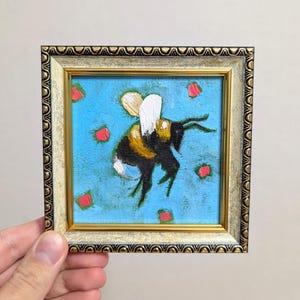 Pequena pintura a óleo 4x4, abelha, pintura floral, arte azul, pintura emoldurada, arte original, abelha, arte, pintura fofa, arte de parede, pequena