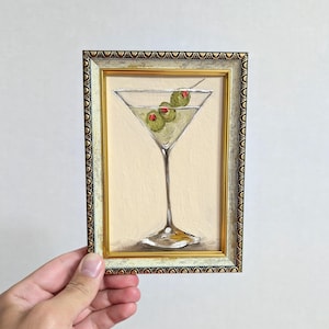Pintura a óleo de oliva de arte de Martini sujo, pequena arte de parede para bebidas, pequena natureza morta, arte original, vidro em forma de V de Martini, palheta de coquetel, decoração pequena