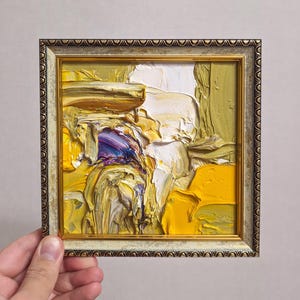 Pintura abstracta de textura rica en oro, amarillo, blanco, violeta, empasto grueso, marco moderno, clásico, lujoso, decoración del hogar, elegante acento artístico