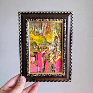 Arte abstracto amarillo y rosa, arte original texturizado ecléctico, pintura al óleo de 6 x 4 pulgadas, obra de arte contemporánea de colores mixtos enmarcada, arte vibrante en marco