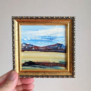 Céu azul e deserto pequena pintura emoldurada montanhas campo de pedra nuvens brancas paisagem em miniatura novo méxico parque nacional white sands arte