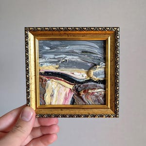 Arte en miniatura enmarcado de cielo gris de 5 x 5 pulgadas, minipaisaje gris, campo abstracto con textura, pintura de California, colores, pintura al óleo cuadrada pequeña en marco