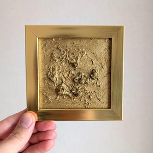Pintura abstracta con textura dorada, superficie texturizada, estilo moderno, arte con marco dorado de 4 x 4 pulgadas, decoración elegante, interior contemporáneo, declaración impresionante