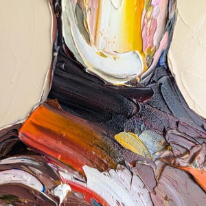 Puede incluir: Primer plano de una pintura al &oacute;leo abstracta con gruesas pinceladas. La obra presenta una paleta de colores que incluye amarillo, blanco, naranja, marr&oacute;n y negro. La pintura tiene una superficie texturizada y un fondo neutro.