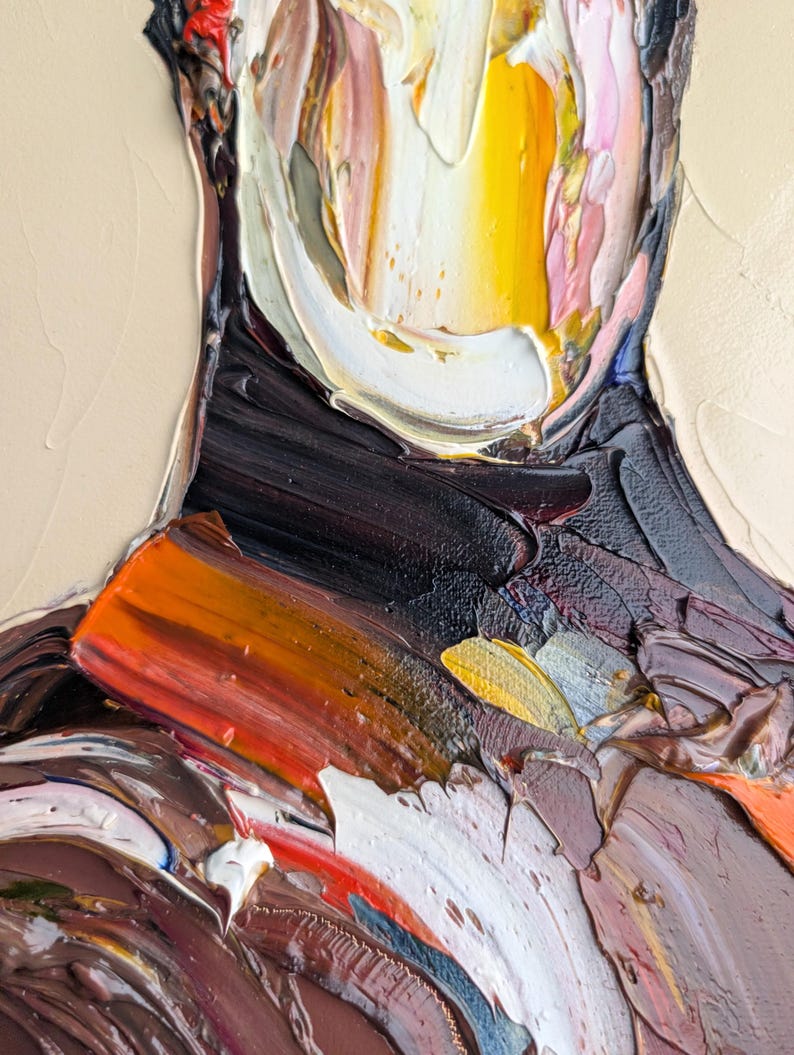 Puede incluir: Primer plano de una pintura al &oacute;leo abstracta con gruesas pinceladas. La obra presenta una paleta de colores que incluye amarillo, blanco, naranja, marr&oacute;n y negro. La pintura tiene una superficie texturizada y un fondo neutro.