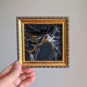 Pintura pequeña enmarcada en negro, arte original de 10 x 10 cm, decoración de pared, pintura negra con marco dorado, regalo minimalista, arte de pared texturizado.