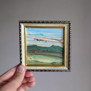 Pequena pintura de paisagem emoldurada, arte de parede texturizada original, pinceladas grossas de impasto, campo rústico, verde, amarelo, campo, pintura da natureza