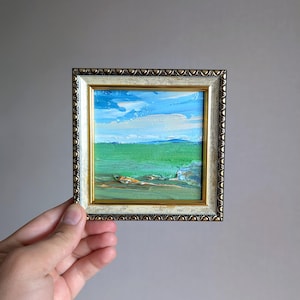 Paisaje de campo verde enmarcado, pintura al óleo abstracta, arte original de 4 x 4, obra de arte texturizada contemporánea, marco simple, paisaje abstracto dramático