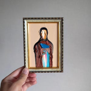Retrato abstracto enmarcado de un hombre, increíble arte beige con textura colorida, pequeño arte surrealista masculino, obra de arte surrealista moderna, retrato al óleo de una persona