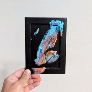 Moldura abstrata pintada 5x7" Pintura com respingos de arte em preto e ciano Objeto de arte contemporânea para parede Fundo escuro Pintura sobre a moldura texturizada