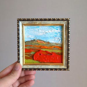 Paisagem texturizada empastada, colinas vermelhas, papoulas douradas da Califórnia, céu azul, nuvens, flores silvestres vívidas, deserto rústico, arte de parede, cena do vale