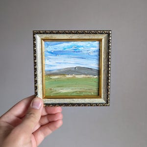 Pintura de Vermont, Montanhas, Paisagem, Pequena Arte, Colinas, Pequena Pintura a Óleo emoldurada, Céu Azul, Traços Texturizados, 4x4" Pronto para Pendurar, Pequena Arte de Parede