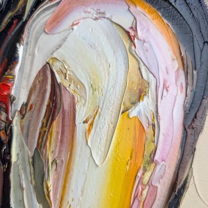 Puede incluir: Primer plano de una pintura al &oacute;leo abstracta con pinceladas gruesas. La obra presenta una composici&oacute;n arremolinada de colores, incluyendo blanco, amarillo, rosa, marr&oacute;n y negro, creando una superficie texturizada y expresiva. La pintura tiene un estilo de arte moderno.