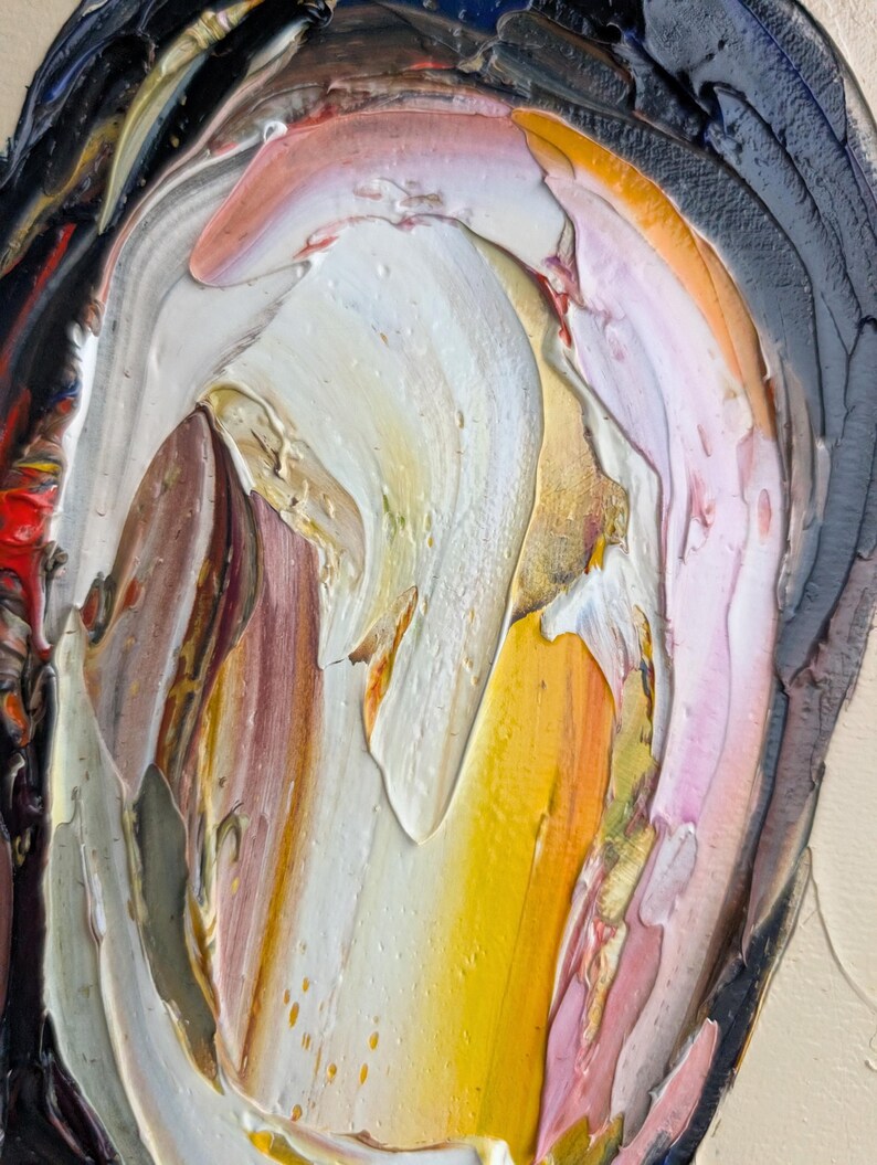 Puede incluir: Primer plano de una pintura al &oacute;leo abstracta con pinceladas gruesas. La obra presenta una composici&oacute;n arremolinada de colores, incluyendo blanco, amarillo, rosa, marr&oacute;n y negro, creando una superficie texturizada y expresiva. La pintura tiene un estilo de arte moderno.