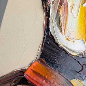 Puede incluir: Primer plano de una pintura al &oacute;leo abstracta con gruesas pinceladas. La obra presenta una paleta de colores que incluye blanco, amarillo, naranja, marr&oacute;n y negro. La pintura tiene una superficie texturizada y est&aacute; montada sobre un lienzo beige.