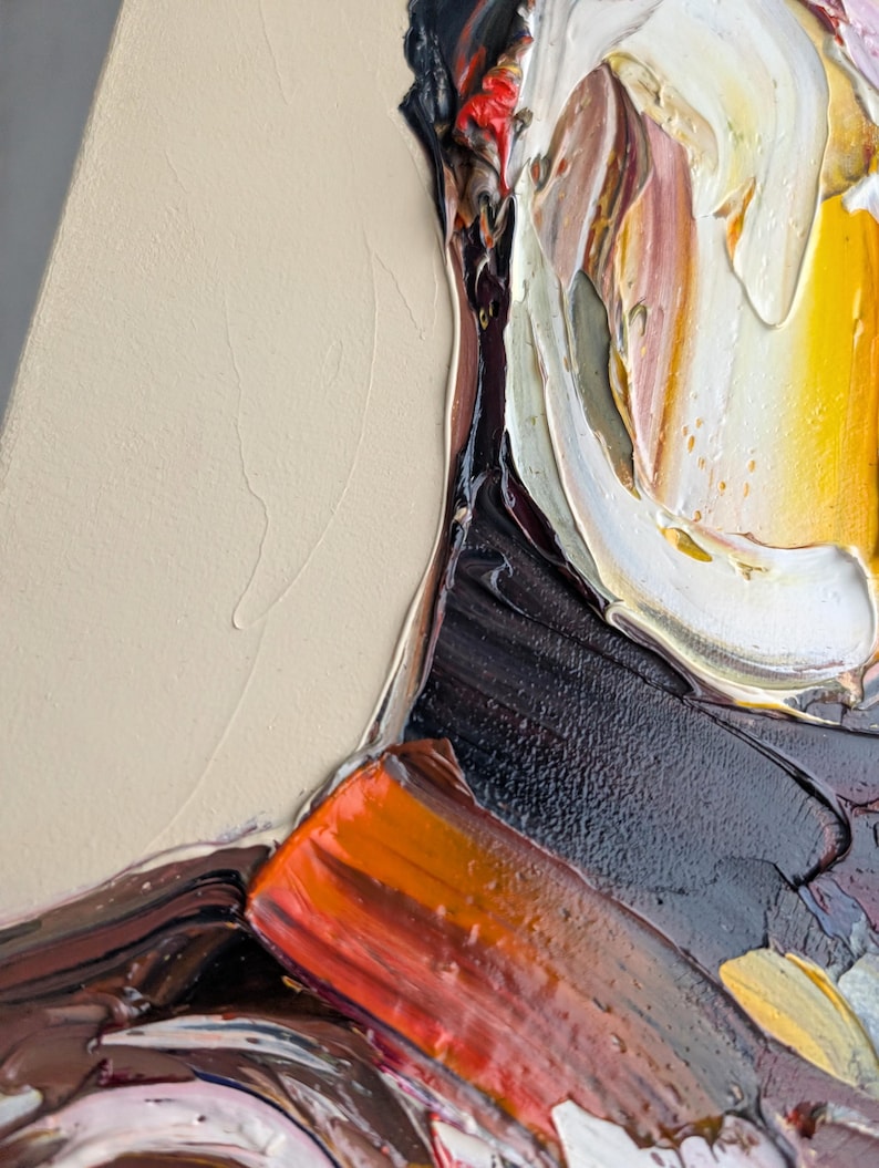 Puede incluir: Primer plano de una pintura al &oacute;leo abstracta con gruesas pinceladas. La obra presenta una paleta de colores que incluye blanco, amarillo, naranja, marr&oacute;n y negro. La pintura tiene una superficie texturizada y est&aacute; montada sobre un lienzo beige.