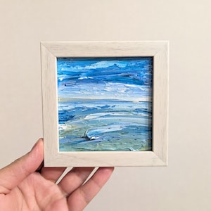 Pintura australiana de la Gran Barrera de Coral, 10 x 10 cm, enmarcada en miniatura: paisaje costero, olas del océano, cielo azul, playa relajante, arte al óleo original enmarcado.